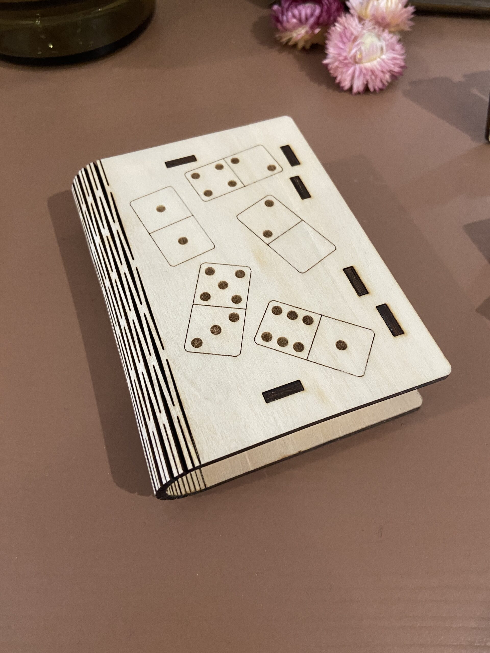 Boîte et jeu de dominos