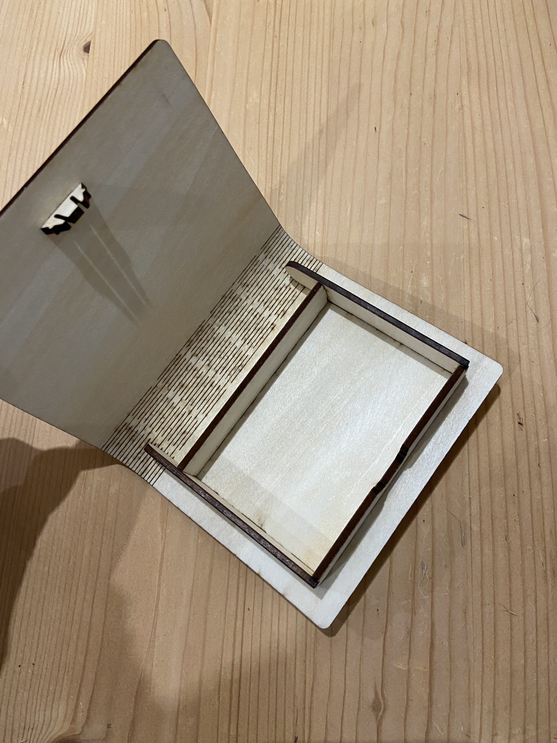 Boîte jeu de cartes ouverte