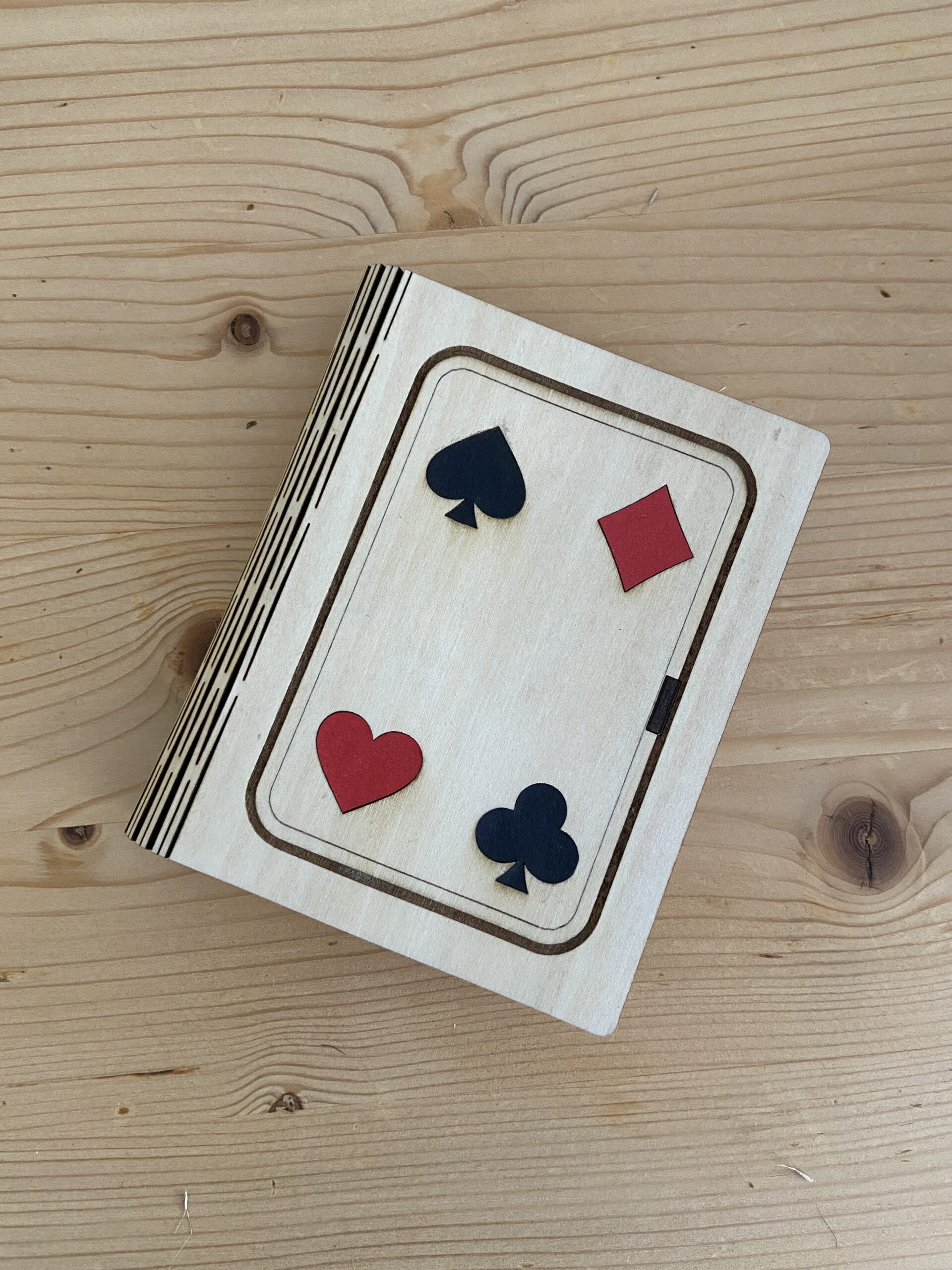 Boîte jeu de cartes fermée