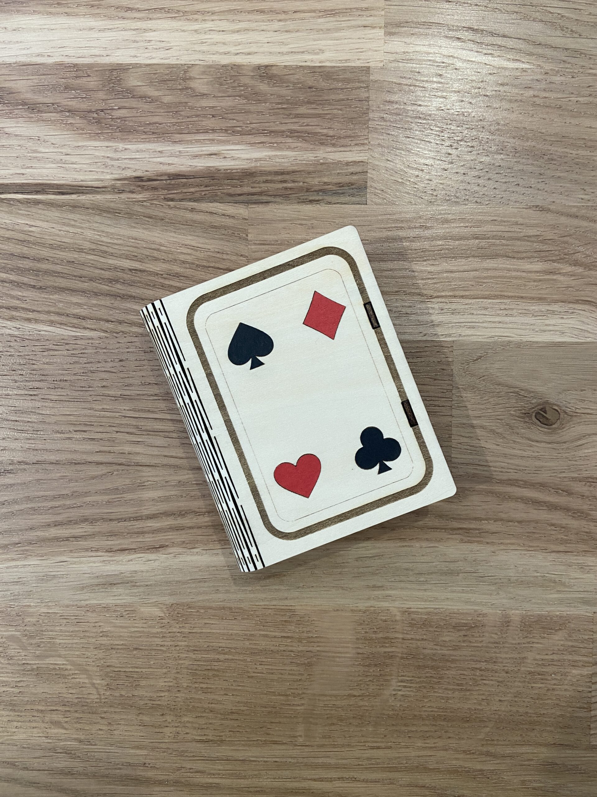Boîte jeu de cartes fermée