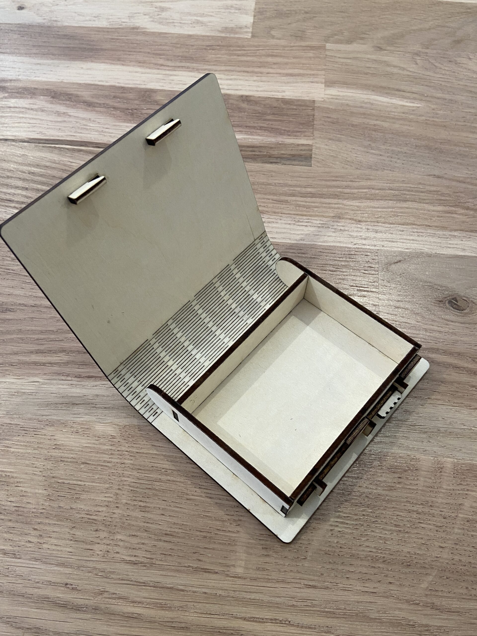 Boîte jeu de cartes ouverte