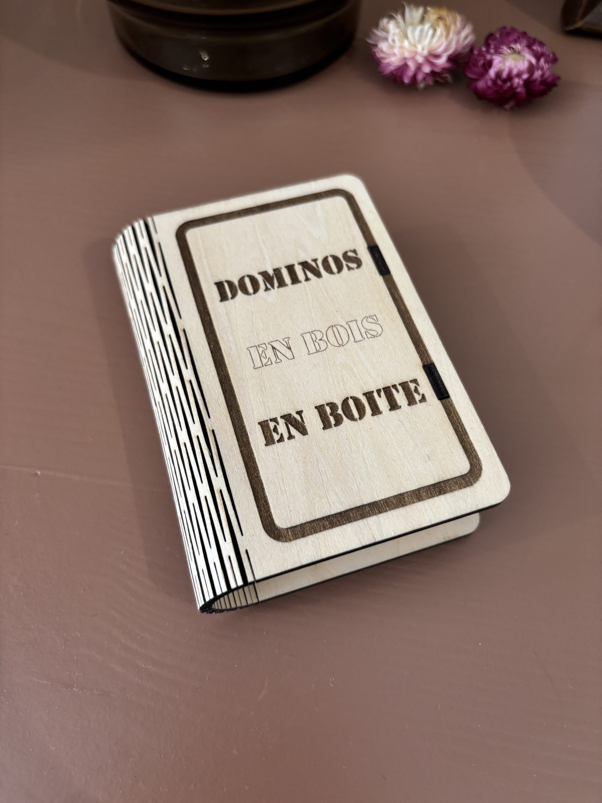 Boîte et jeu de dominos