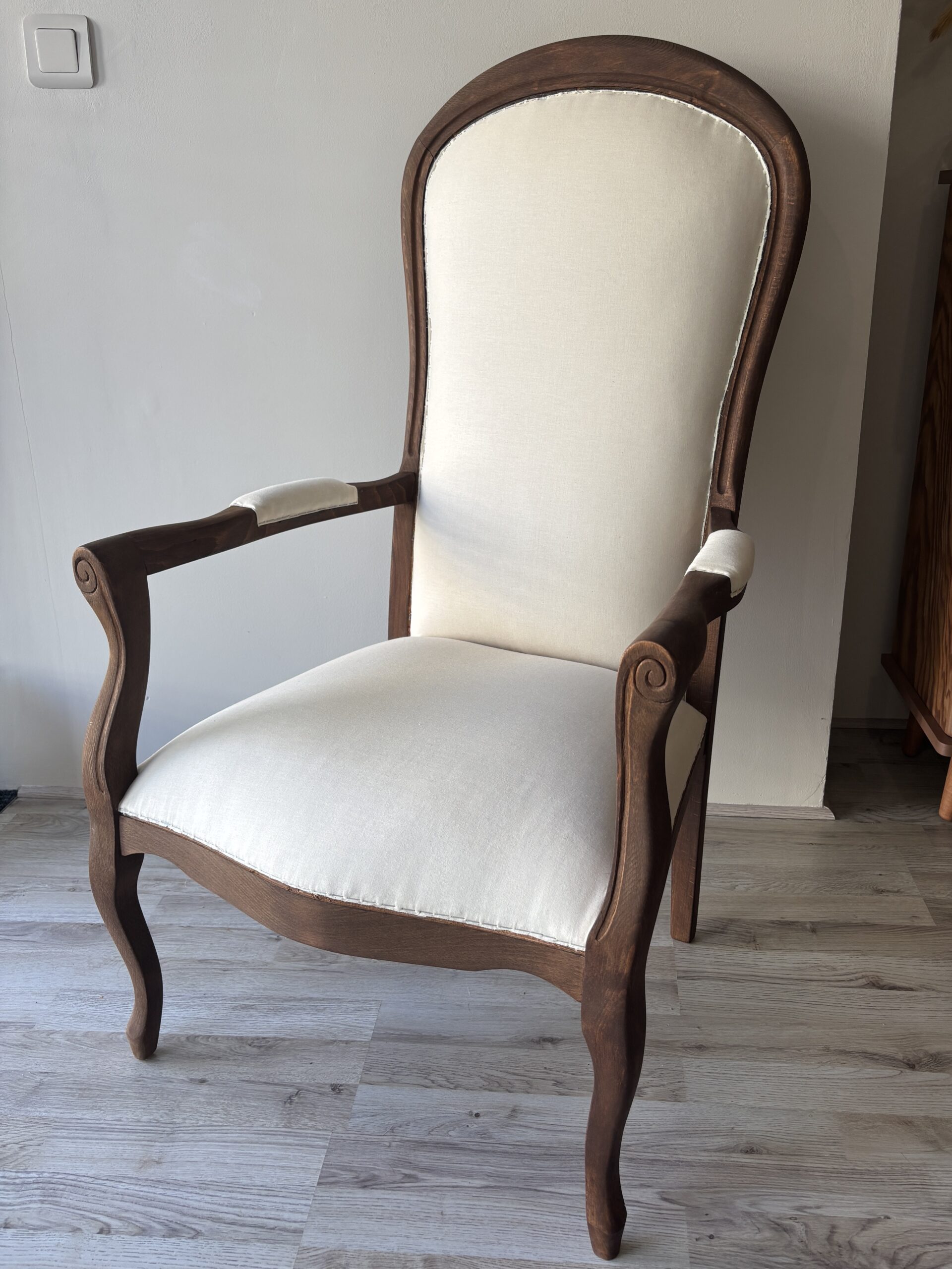 Fauteuil Voltaire - restauré en attente de son tissu final